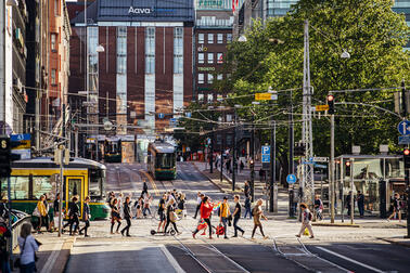 Trafik på Mannerheimvägen och Simonsgatan. Bild: Jussi Hellsten