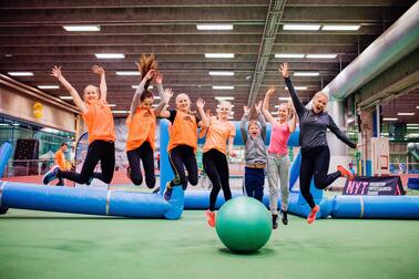 Lapsia ja nuoria liikkumassa.