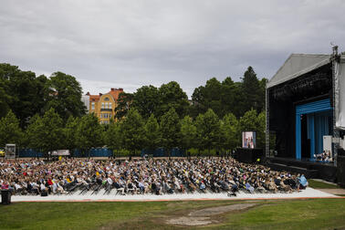 Yleisöä seuraamassa Mamma Mia-musikaalia.