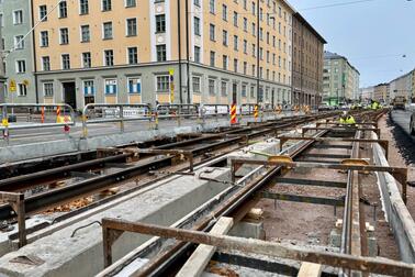 Raitiotien kiskojen asennusta marraskuussa Mannerheimintiellä.