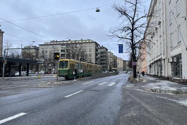 Mannerheimintie Sallinkadun kohdalla, jossa oikeanpuolinen kaista poistuu 50 metrin matkalta pois käytöstä viemärin rakentamisen takia. Kuva: Mannerheimintien peruskorjaus. 