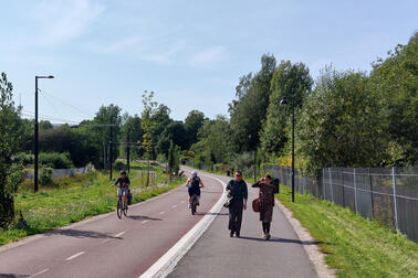 Staden har förbättrat förhållandena för cykling bland annat genom att anlägga nya cykelbanor.  Bild: Oskari Kaupinmäki