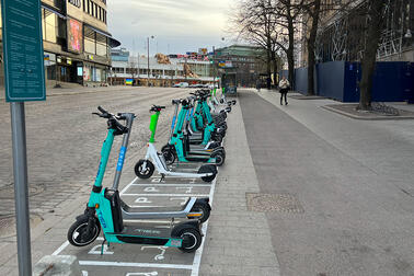 Elsparkcyklar parkerade i centrum sommaren 2022.