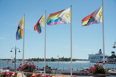 Pride-flaggor framför stadshuset.