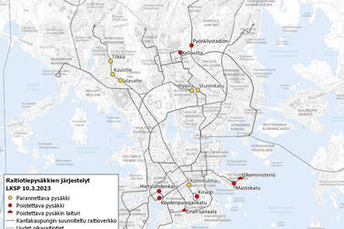 Kartta, jossa merkityttynä raitiopysäkkeihin tulevia muutoksia vuosina 2023-2024. Parannettavat pysäkit: Tilkka, Kuusitie, Jalavatie, Alppila, Sturenkatu, Kolmikulma. Poistettavat: Pyöräilystadion, Kellosilta, Hietalahdenkatu, Köydenpunojankatu, Kirurgi, Eiran sairaalan laituri, Ulkoministeriön pysäkin laituri, Mastokatu.