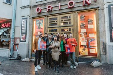 Gruppen Refugee Film Festival står framför bion Orion.