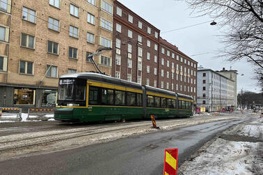 Raitiovaunu Runeberginkadulla.