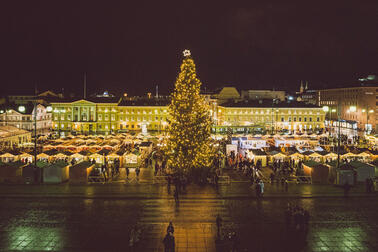 Julgran på Senatstorget.