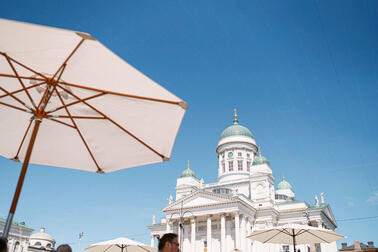 Aurinkovarjo Tuomiokirkon edustalla.