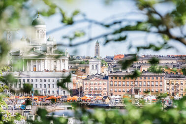 Helsingfors sommarcentrum erbjuder soliga uteserveringsplatser även om det inte blir någon stor uteservering i år.  Bild: Jussi Hellsten