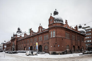 Ruskea tiilinen Tulli- ja pakkahuoneen rakennus Katajanokalla talvella.