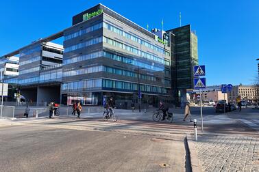 New traffic sign for duty to yield to cyclists (under the pedestrian crossing sign) on Töölönlahdenkatu. The new sign will only be used in locations with an raised bicycle crossing, as pictured.