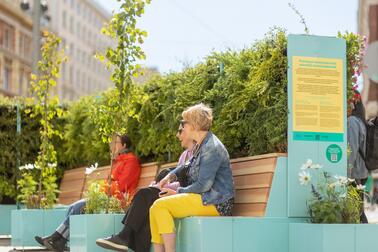 A green wall with seating among multi-species vegetation by InnoGreen, Parkly and WSP Finland is tested in Erottajanaukio. Green walls have also been added to Helsinki’s bumblebee monitoring. Photo: Vesa Laitinen