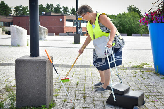 Park pal Tuula Syrjälä is a familiar sight for the residents of Vuosaari. Tuula has litter pickers with her, but sometimes also a small cart and a brush to help pick up even the smallest litter.  Photo: Teina Ryynänen