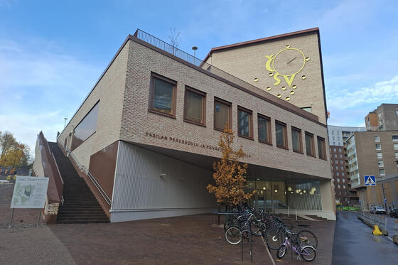 Koulu- ja päiväkotirakennus ulkoa kuvattuna.