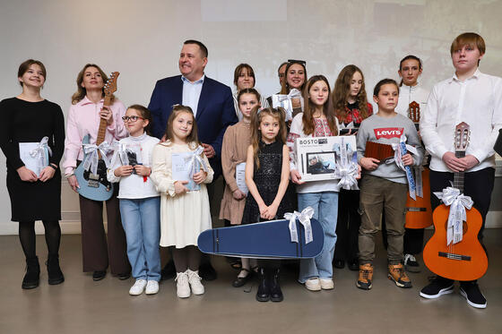 Українські діти з музичними інструментами.