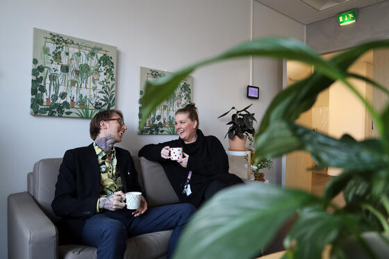 Niko ja Emma taukohuoneessa kahvilla.