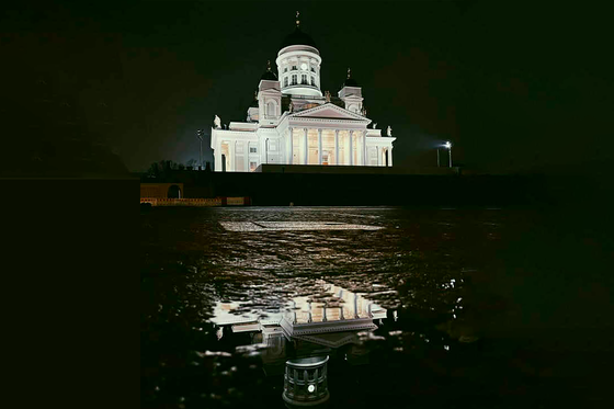 Tuomiokirkko iltavalaistuksessa.