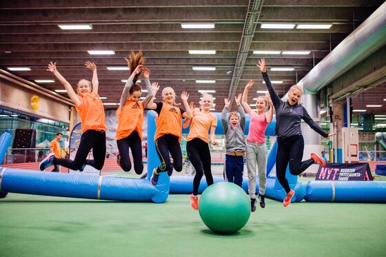 Lapsia ja nuoria liikkumassa.