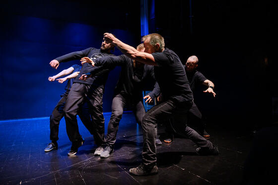 Työväenopiston pitkän impron näytelmää esitetään.