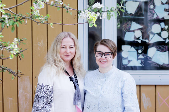 Varhaiskasvatuksen opettaja Liudmyla ja Stadin AO:n opettaja Maarit päiväkodin pihassa.