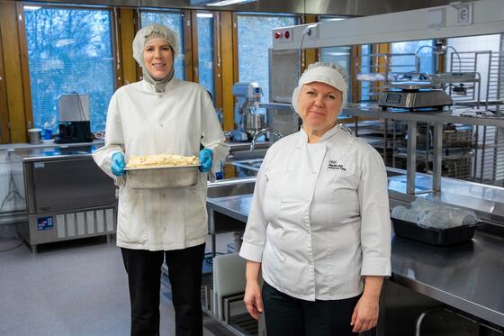 Opiskelija Noora Alatupa ja opettaja Johanna Tiitto opetuskeittiössä.