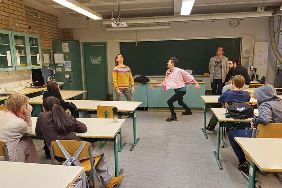 Kohtaus meneillään luokkahuoneessa.