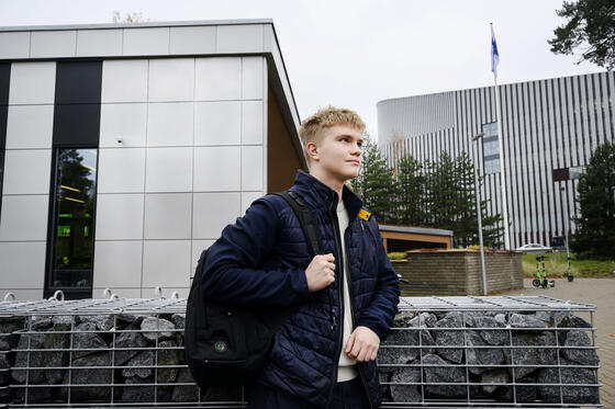 Patrik Tuominen seisoo Myllypurossa lähellä vanhaa ja nykyistä opiskelupaikkaansa.