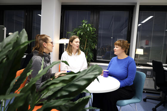 Tanja, Iida ja Emma pöydän ääressä.