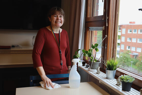 Tuuli, employed with wage subsidy, wiping a table in Itäkeskus Service Home.