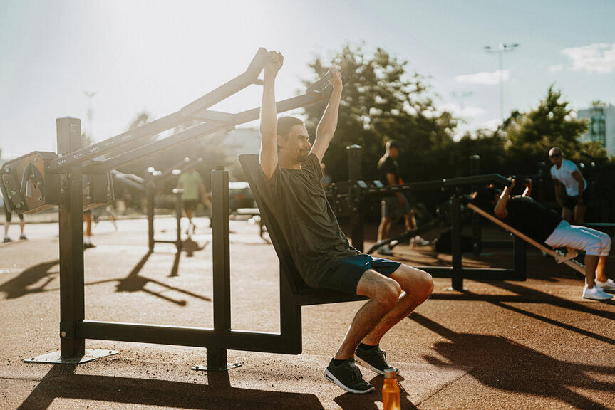 Mies treenaamassa ulkokuntosalilla