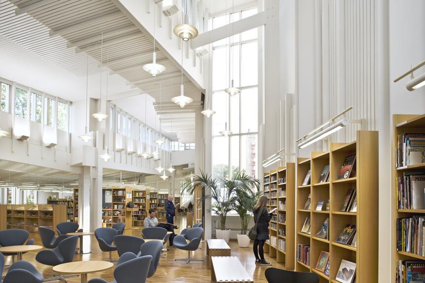 Sisäkuva Vallilan kirjastosta.