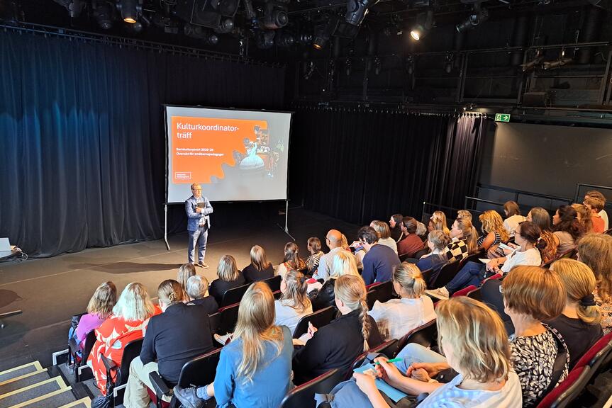 Joachim Thibblin inleder en kulturkoordinatorträff på Svenska teatern.