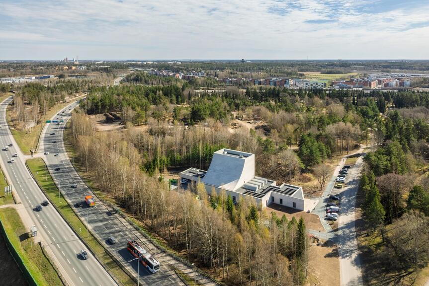 Helsingfors bårhus ligger i anslutning till Malms kyrkogård.