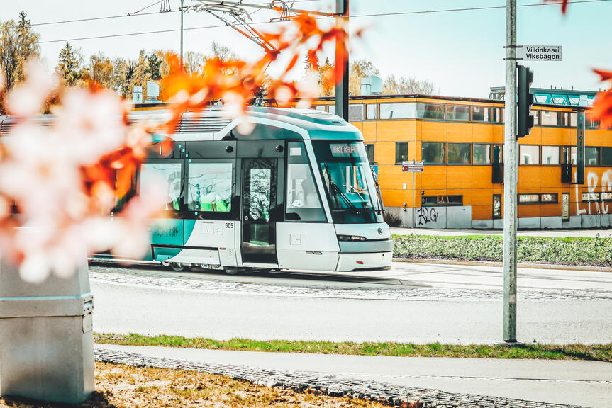 Raitiovaunu kulkee rakennuksen ohi.