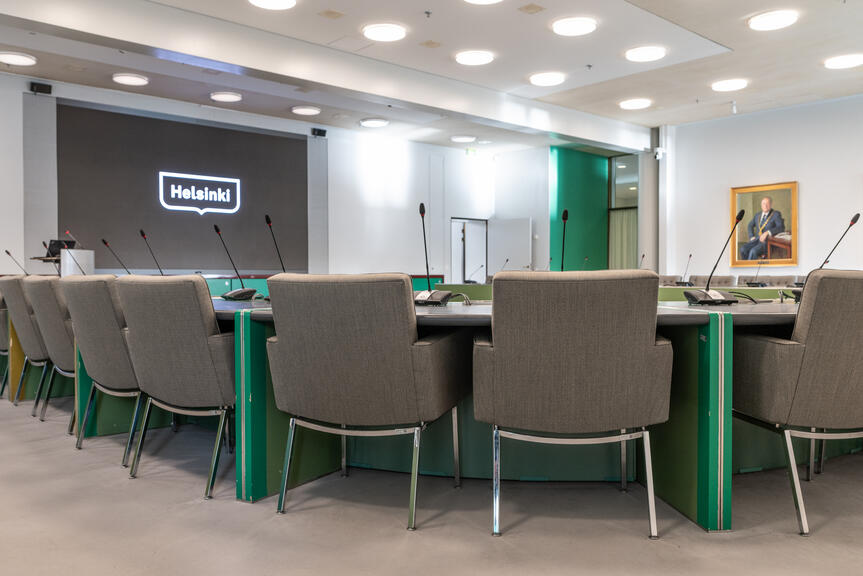 Kaupunginhallituksen elinkeinojaosto kokoontuu kaupungintalolla. Kuva kaupunginhallituksen kokoushuoneesta.