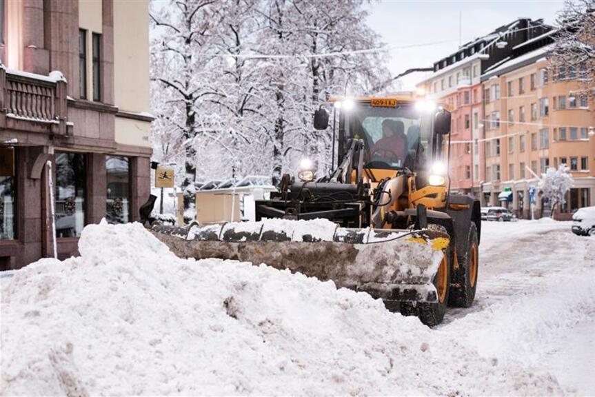 Lumiaura siirtää lunta.