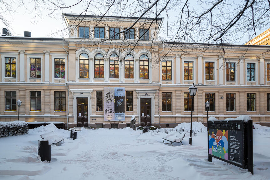 Kuva Annantalosta pääsisäänkäynniltä päin lumisessa maisemassa.