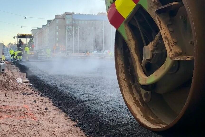 Lähikuva tuoreesta asfalttipinnasta.