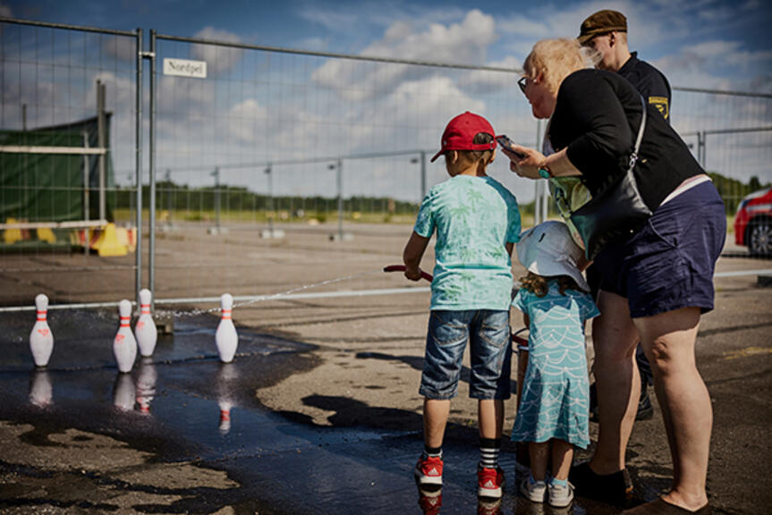 Poika harjoittelee sammutusletkulla.