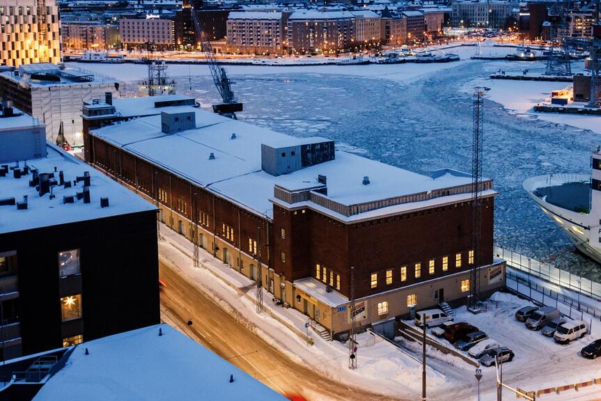 Punatiilinen makasiinirakennus.