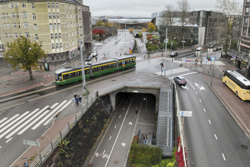 Katualuetta, jossa kulkee raitiovaunu, bussi ja autoja.