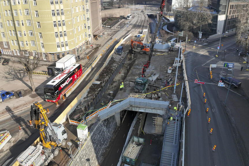 Arkadiankadun sillan uusiminen on edennyt. Sillan päältä on purettu pintarakenteet ja siirretty johdot. 