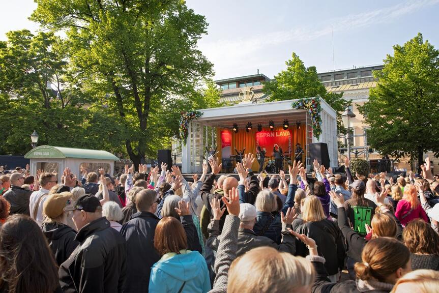 Yleisöä Espan lavan keikalla kesällä 2025.