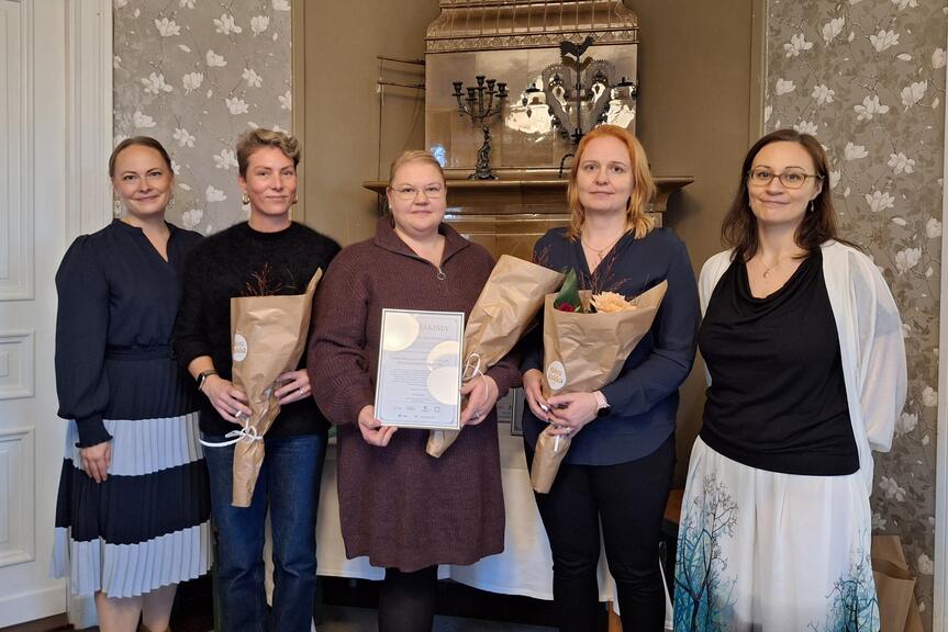 Ehkäisevän päihdetyön palkitut ja kunniakirjojen ja kukkien antajat yhteiskuvassa.