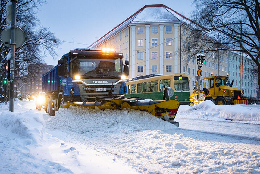 Lumiaura auraa lunta lumisella kadulla.