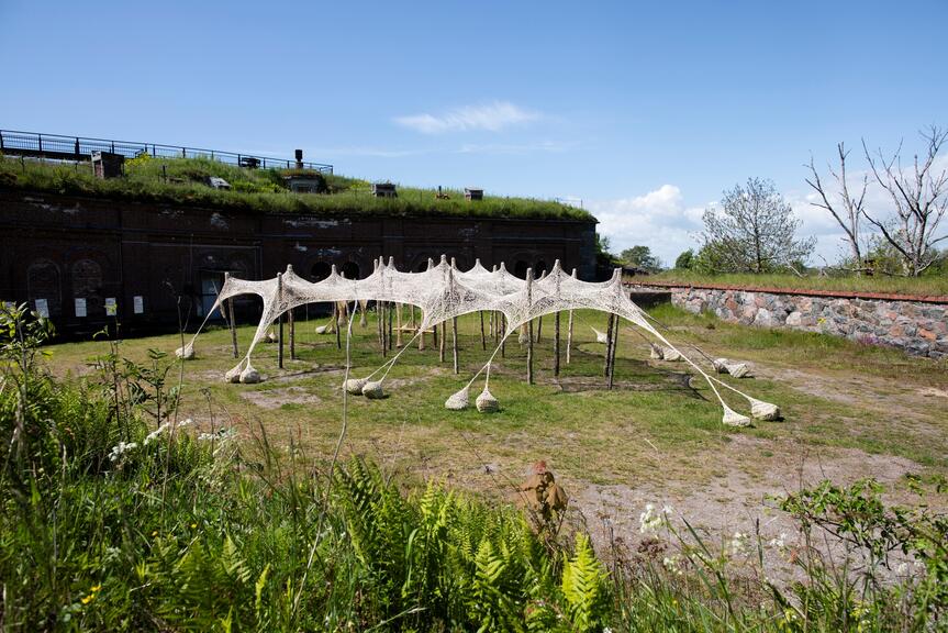Ernesto Neto: SaariBird, 2025. Helsinki Biennial 8.6.–21.9.2025, Vallisaari Island.