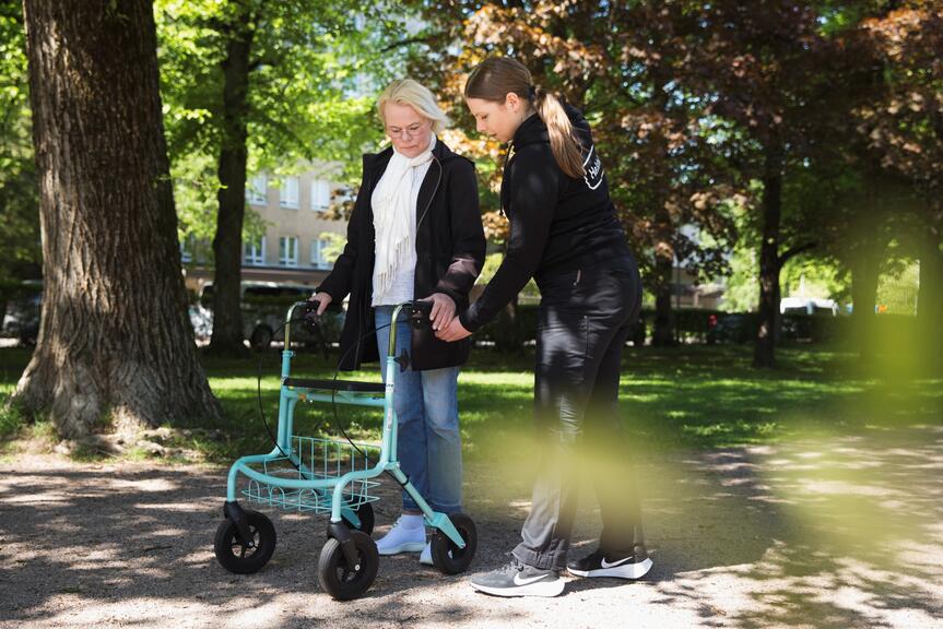 Kuvituskuva fysioterapeutista asiakkaan kanssa.