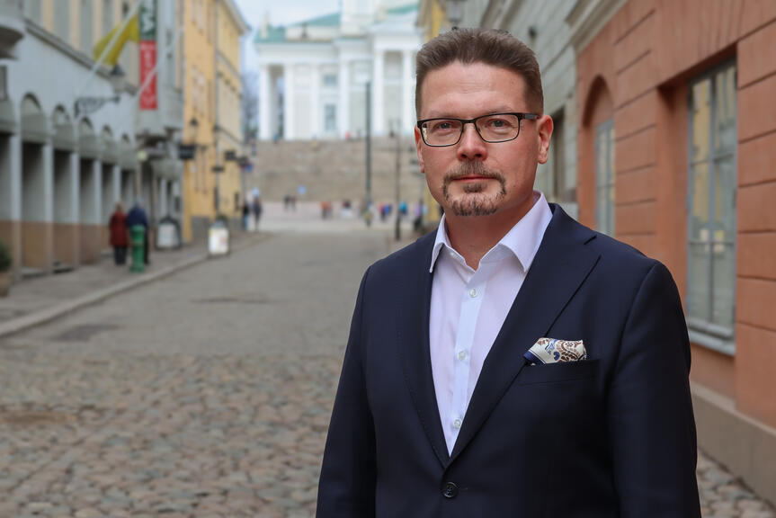 Hannu Heikkinen kuvattuna Helsingin Sofiankadulla.