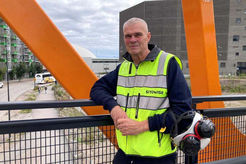 Harri Saarinen Jätkäsaaressa sillalla.